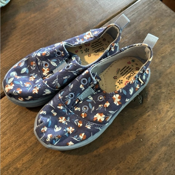 TOMS Size 7 - Picture 3 of 3